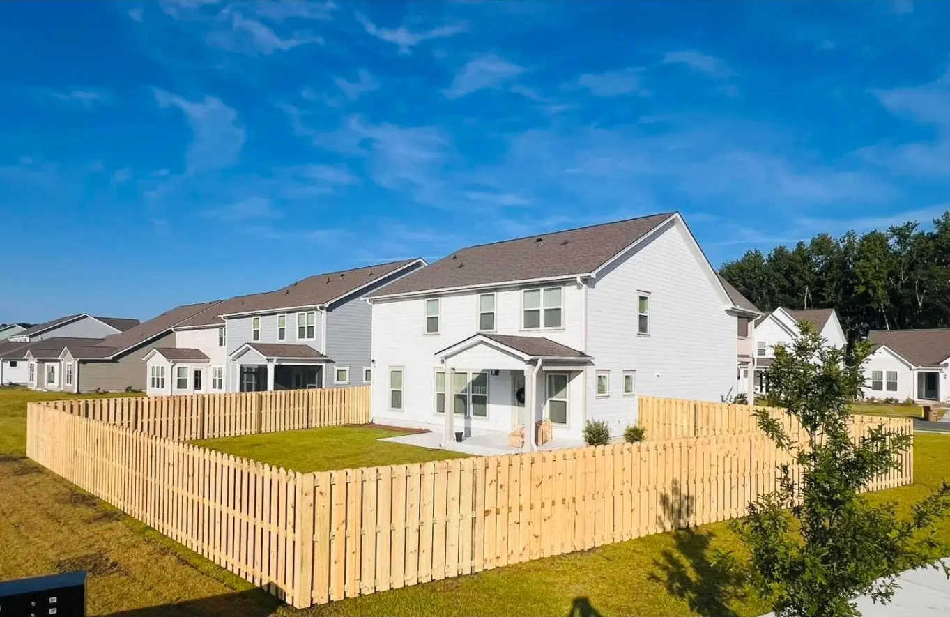 Wood shadowbox fence installed in Heartwood at Richmond Hill